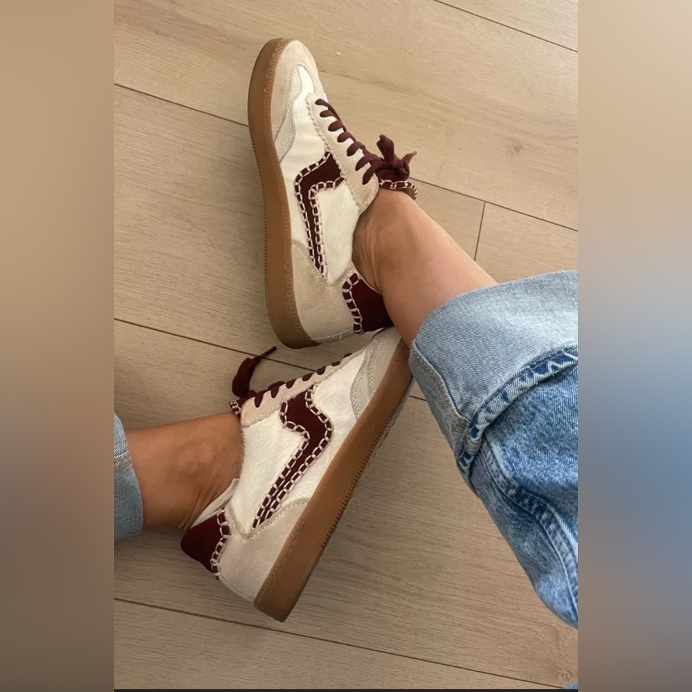Dolce Vita Sneakers in Maroon/Burgundy